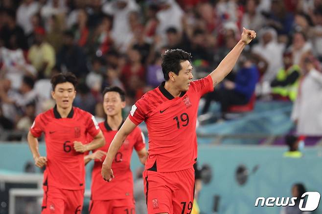 2일 오후(현지시간) 카타르 알라이얀 에듀케이션 시티 스타디움에서 열린 2022 카타르 월드컵 조별리그 H조 3차전 대한민국과 포르투갈의 경기에서 전반전 대한민국 김영권이 동점골을 넣은 후 환호하고 있다. 2022.12.3/뉴스1 ⓒ News1 이광호 기자