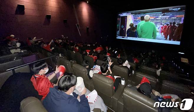 대한민국 축구 대표팀의 '2022 국제축구연맹(FIFA) 카타르 월드컵' 16강 브라질전 경기를 앞둔 6일 오전 광주 서구의 한 영화관에서 시민들이 응원전을 준비하고 있다. 2022.12.6/뉴스1 ⓒ News1 이수민 기자