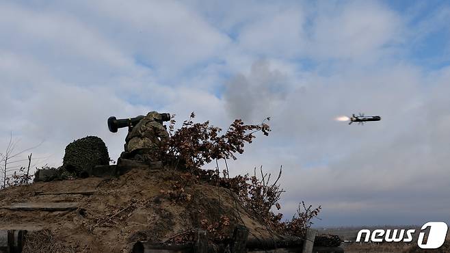 지난 2월18일(현지시간) 우크라이나군이 훈련장에서 재블린 미사일을 발사하고 있다. 2022.02.18/뉴스1 ⓒ 로이터=뉴스1 ⓒ News1 김민수 기자