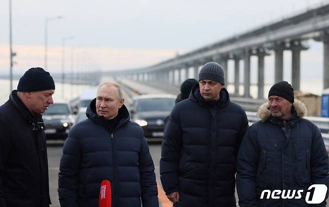 블라디미르 푸틴 러시아 대통령이 5일(현지시간) 러시아 본토와 크림반도를 연결하는 크림대교의 복구 작업 현장을 둘러보고 있다. 2022.12.05/뉴스1 ⓒ 로이터=뉴스1 ⓒ News1 김민수 기자