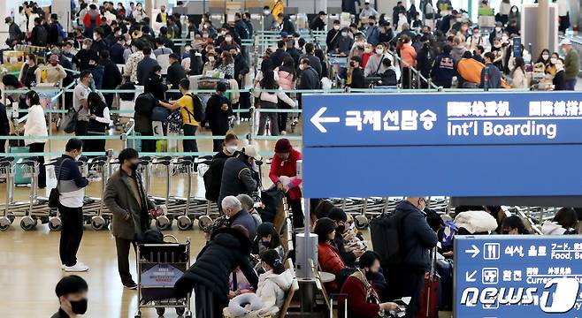 지난 5일 오후 인천국제공항 체크인 카운터 앞으로 해외로 여행을 떠나려는 이용객들이 분주하게 움직이고 있다. 인천국제공항공사에 따르면 지난 4일 인천공항 하루 이용객이 11만명을 돌파했다. 하루 이용객 11만명을 넘어선 것은 지난 2020년 2월 17일 이후 1021일 만이다 . 2022.12.5/뉴스1 ⓒ News1 장수영 기자