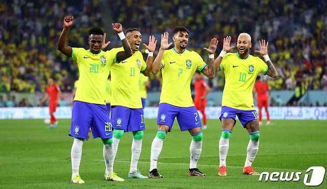 대한민국은 6일(한국시간) 치러진 브라질과의 2022 국제축구연맹(FIFA) 카타르 월드컵 16강전에서 1-4로 패하며 8강 진출에 실패했다. FIFA랭킹 1위 브라질은 삼바군단 답게, 골을 넣을 때마다 신나는 댄스 세리머니를 선보였다. ⓒ 로이터=뉴스1 ⓒ News1 이유진 기자