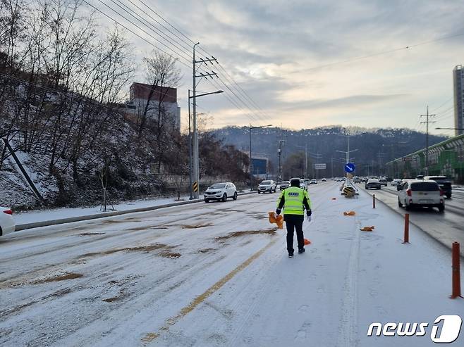 충북경찰이 6일 청주시에 내린 갑작스러운 눈으로 긴급 제설작업을 벌이고 있다./뉴스1