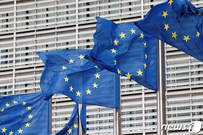 벨기에 수도 브뤼셀에 위치한 유럽연합(EU) 본부 앞 깃발이 바람에 펄럭이고 있다. 22.09.28 ⓒ 로이터=뉴스1 ⓒ News1 권진영 기자