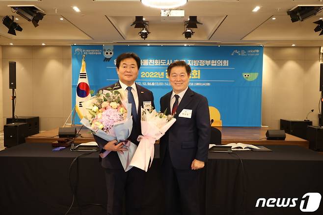 임병택 시흥시장(왼쪽)이 아동친화도시 지방정부협의회 차기 회장으로 선출 됐다.(시흥시 제공)
