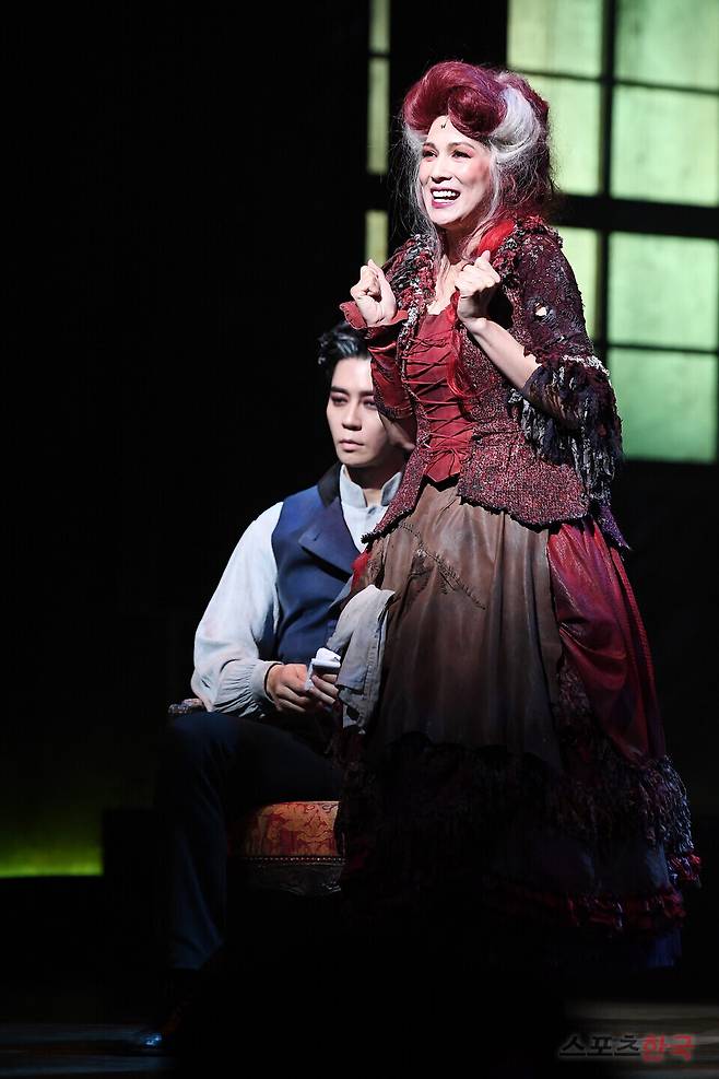 뮤지컬 '스위니토드' 프레스콜에서 열연 중인 배우 린아. ⓒ이혜영 기자 lhy@hankooki.com