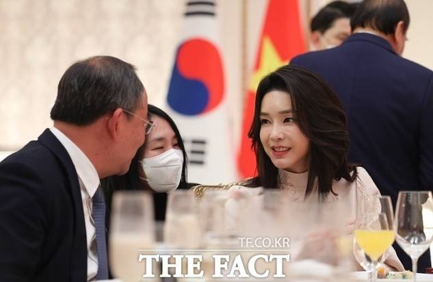 김건희 여사가 5일 저녁 청와대 영빈관에서 열린 응우옌 쑤언 푹 베트남 국가주석 방한 국빈 만찬에서 참석자들과 대화하고 있다. /뉴시스