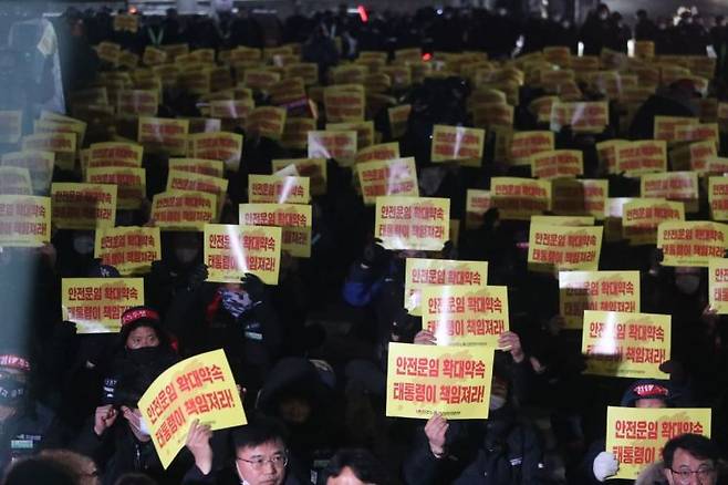 민주노총 대전본부·화물연대 관계자들이 6일 오후 대전 서구 둔산동 은하수네거리 국민은행 앞에서 총파업·총력투쟁 결의대회를 하고 있다. [이미지출처=연합뉴스]