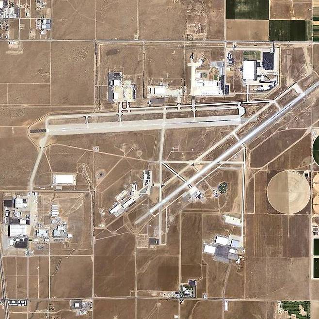B-21 '레이더' 스텔스 폭격기가 생산된 모하비 사막의 '미 공군 플랜트 42' 위성 사진./미 지질조사국