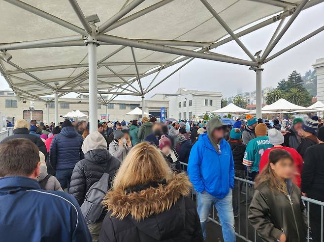 3일(현지 시각) 미국 샌프란시스코 피어33 선착장에 주요 관광지 알카트라즈섬으로 가는 여객선을 타기 위해 관광객이 줄을 섰다./ 샌프란시스코(미국)=이소연 기자