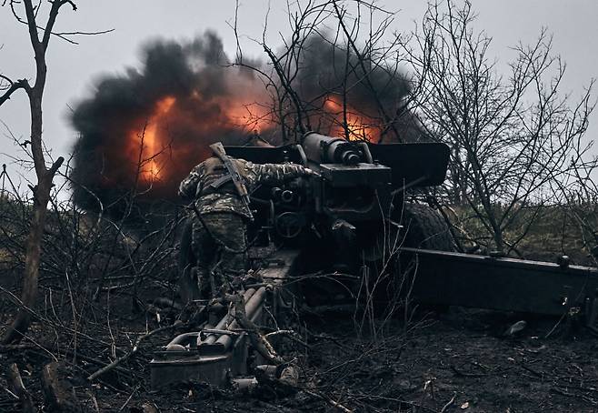 지난달 20일 우크라이나 동부 도네츠크주 바흐무트에서 우크라이나 군인이 러시아군을 향해 대포를 발사하고 있다. /연합뉴스