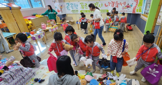 제일어린이집 아이들이 장난감과 인형을 구입하며 즐거워 하고 있다. 정종만 기자