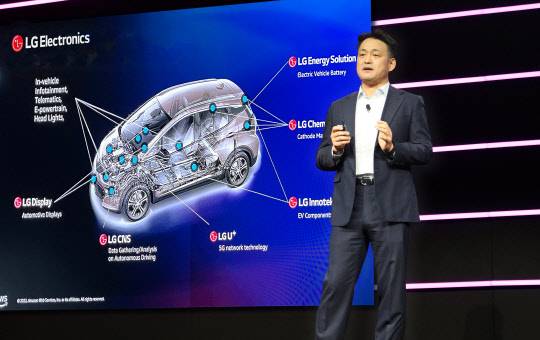 김태훈 LG CNS 클라우드사업부장(전무)이 지난달 28일(현지시간) 미국 네바다주 라스베이거스에서 개막한 'AWS 리인벤트 2022'에서 클라우드 도입 사례를 발표하고 있다. LG CNS 제공