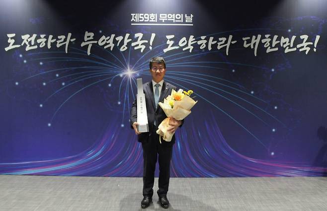 서울 삼성동 코엑스에서 열린 제59회 무역의 날 행사에서 업계 최초 5억불 수출의 탑을 수상한 김종욱 경동나비엔 대표이사가 기념촬영했다.