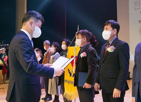 5일 서울 서대문구 연세대학교 백주년기념관에서 열린 ‘2022년 대한민국 자원봉사대상’ 시상식에서 최윤석 SK인천석유화학 사장(사진 오른쪽)이 대통령 표창을 받고 있다. SK인천석유화학 제공