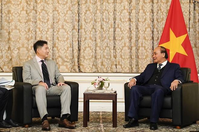 조현준 효성 회장(왼쪽)이 응우옌 쑤언 푹 베트남 국가주석을 만나 베트남에 지속적인 투자를 약속하는 등 사업확대 방안을 논의하고 있다. 효성그룹 제공