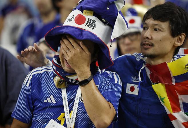 일본 축구대표팀이 카타르 도하의 알자눕 스타디움에서 열린 2022 카타르월드컵 크로아티아와 16강전에서 연장까지 1-1로 비긴 뒤 승부차기에서 1-3으로 져 8강 진출이 좌절되자, 일본 팬이 눈물을 흘리고 있다. 로이터 연합뉴스