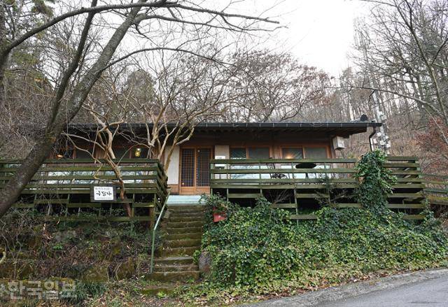 심곡사의 무인 카페 '구달나'. 내부에 보온물통과 대추차 생강차 등이 놓여 있다.