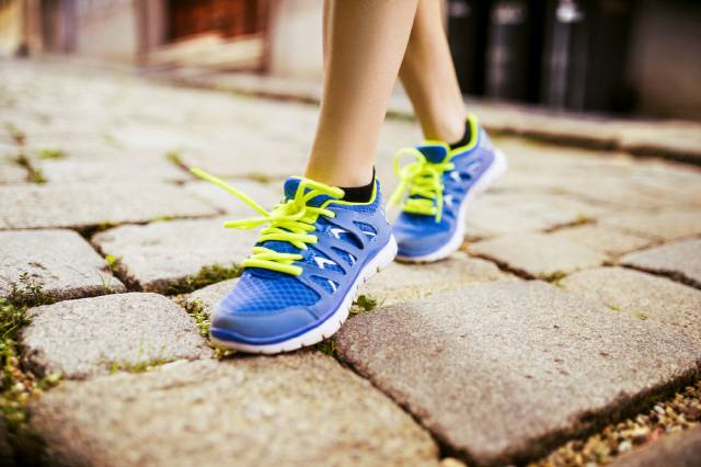 뒤로 걷기, 팔 앞뒤로 흔들며 걷기는 체중 감량을 돕는다./사진=클립아트코리아