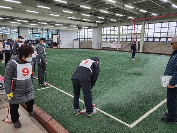 6일 경상북도 예천군 국민세육센터에서 ‘2022 경상북도 시·군 임원 게이트볼대회’가 열리고 있다. [사진=예천군]