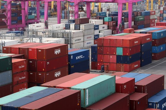 지난 9월 인천 연수구 인천신항에서 컨테이너들이 쌓여 있다. 우리나라는 글로벌 금융위기 이후 14년 만에 무역수지 적자(450억 달러)를 기록했다. 뉴스1