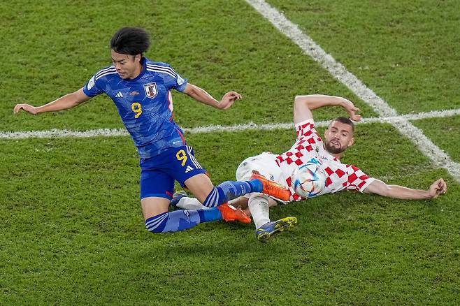 6일 카타르월드컵 16강전에서 일본 미토마(왼쪽)와 크로아티아 코바시치(오른쪽)가 볼을 다투고 있다. AP=연합뉴스