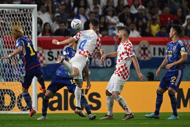 카타르월드컵 일본과의 16강전에서 헤딩 동점골을 뽑아내는 페리시치(가운데). AFP=연합뉴스