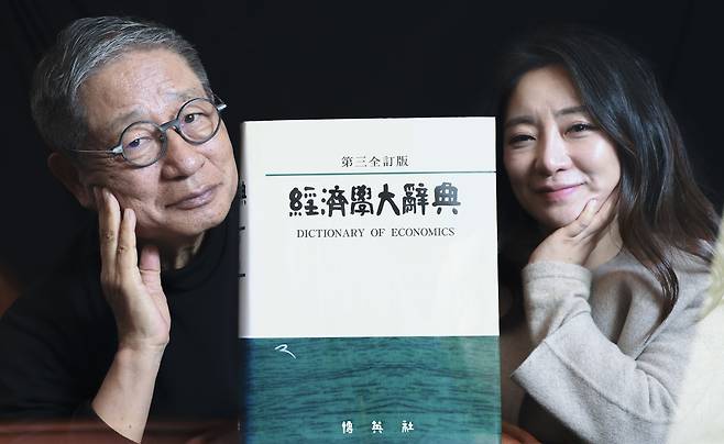 안종만 회장은 70년간 박영사가 발간한 8000여종의 책 중 ‘경제학대사전’을 으뜸으로 꼽습니다.