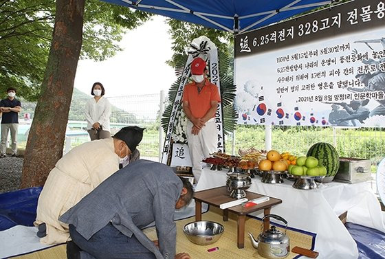 망정리 주민들이 전몰용사 위령제를 진행 중이다. 사진은 지난해 촬영된 것이다. 사진 경북 칠곡군