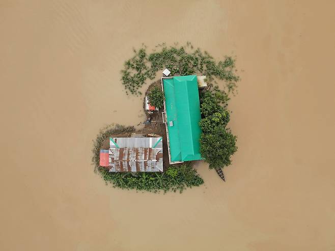 세계기상기구의 2023 달력사진전에서 가작으로 선정된 사진들. 방글라데시 수남간지 마을에서 촬영했다. WMO
