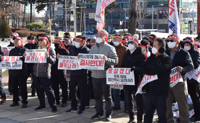 ▲ 원주지역 법인택시 노조가 5일 오전 원주시청 앞에서 3부제 해제를 반대하는 집화를 열고 있다.