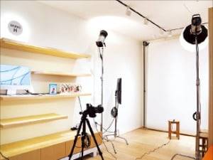 LF 패션 브랜드 헤지스의 서울 명동 플래그십 스토어 ‘스페이스H’에 설치된 셀프사진관.  LF 제공