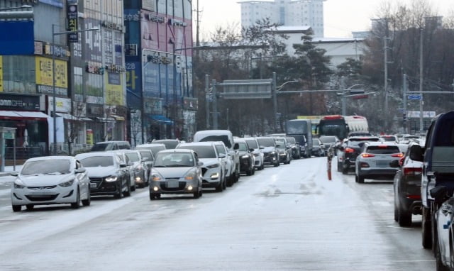 6일 오전 청주시에 1㎝ 안팎의 눈이 내린 가운데 출근길 시내 중심지에 차들이 길게 늘어서 있다.  / 사진=연합뉴스