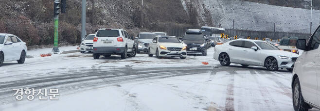 6일 새벽부터 오전까지 1cm가량 눈이 내린 충북 청주시 산성동 삼거리에서 제설작업이 이뤄지지 않아 꽁꽁 언 도로 위에 차들이 뒤엉켜 있다.