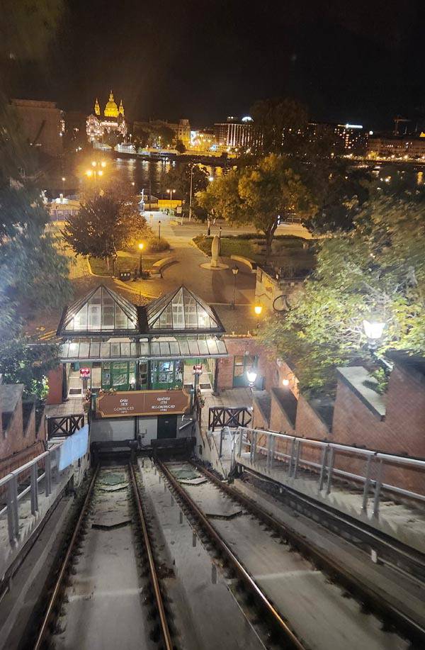 다뉴브강과 왕궁을 이어주는 모노레일 시클로(Siklo).