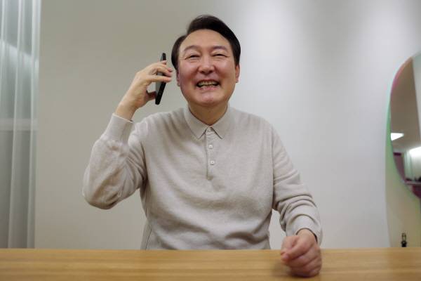 윤석열 대통령이 3일 서울 한남동 대통령 관저에서 2022 카타르 월드컵 16강에 진출한 축구대표팀 파울루 벤투 감독, 주장 손흥민 선수와 전화 통화를 하고 있다. 2022.12.3 대통령실 제공