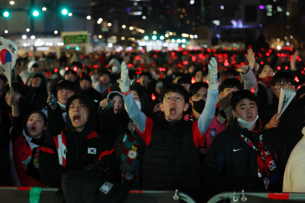 2022 카타르 월드컵 16강전 한국과 브라질의 경기가 열린 6일 오전 서울 종로구 광화문 광장에 모인 붉은 악마들이 심판 판정에 아쉬워하고 있다. 연합뉴스