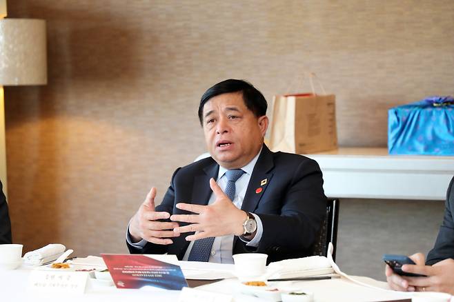 Vietnam’s Planning and Investment Minister Nguyen Chi Dung speaks during a luncheon at Lotte Hotel, central Seoul, on Monday. (Daewoo Construction)