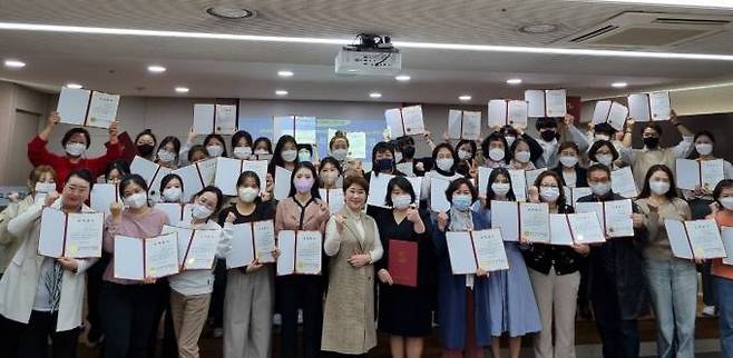 대구과학대가 학생들의 리더십 향상을 위해 지난 10월 교수학습지원센터에서 시행한 학생성공 아카데미 ‘TSU 학생성공 리더스’ 프로그램 참가 학생들이 자격증서 수료 후 기념사진을 찍고 있다. (대구과학대 제공) 2022.12.06