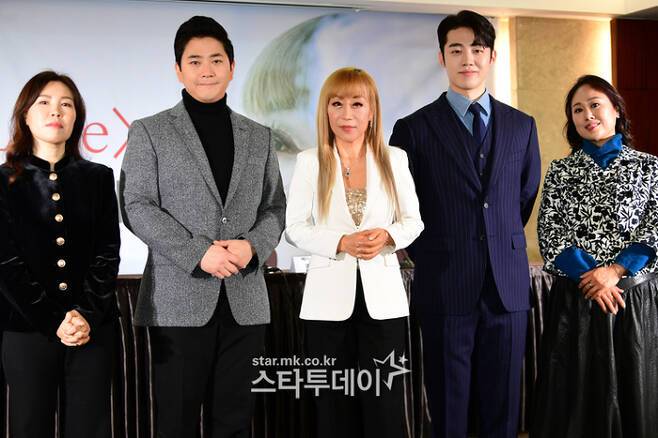 송영주(쿼텟), 최영선(지휘), 조수미, 길병민(베이스 바리톤), 해금나리(해금연주자)가 포즈를 취했다. 강영국 기자