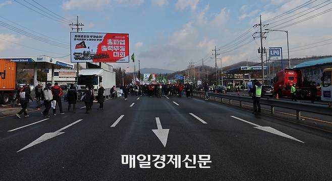 6일 오후 민주노총이 산하 화물연대 파업의 투쟁 동력을 이어가기 위해 전국 15곳에서 ‘전국 동시다발총파업·총력투쟁대회’를 열기로 한가운데 경기 의왕의 창말·의왕 테크노파크 인근에서 서울 경기 지부 집회가 열리고 있다. 2022.12.06[이충우 기자]