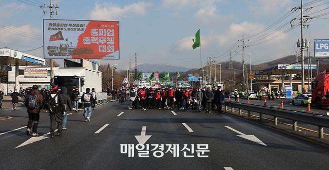 6일 오후 민주노총이 산하 화물연대 파업의 투쟁 동력을 이어가기 위해 전국 15곳에서 ‘전국 동시다발총파업·총력투쟁대회’를 열기로 한가운데 경기 의왕의 창말·의왕 테크노파크 인근에서 서울 경기 지부 집회가 열리고 있다. 2022.12.06[이충우 기자]