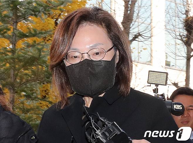 박희영 용산구청장이 지난 18일 오전 경찰 조사를 받기 위해 서울 마포구 이태원 사고 특별수사본부로 소환되고 있다. /사진=뉴스1