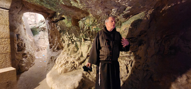 나사렛 ‘성요셉교회’의 조지 루이트 신부가 예수와 그의 가족이 살았던 지하 동굴 집터에 대해 설명하고 있다.
