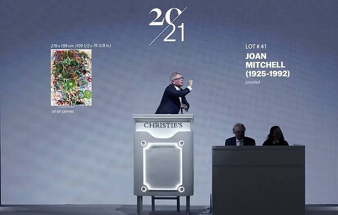 11월 30일 홍콩컨벤션센터(HKCEC)에서 열린 '크리스트홍콩 20/21세기 이브닝세일'에서 유시 필카넨(Jussi Pylkkanen) 크리스티 글로벌 CEO가 미국 추상표현주의 작가 조앤 미첼(Joan Mitchell)의 ‘무제(Untitled)’를 경매에 부치고 있다. 해당 작품은 8335만홍콩달러(140억원)에 낙찰되며 이번 경매 최고가를 기록했다. [CHRISTIE'S IMAGES LTD. 2022]