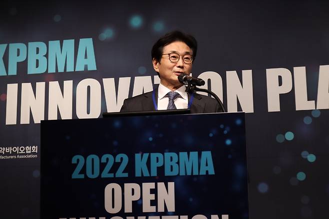 5일 서울 중구 웨스틴 조선호텔에서 열린 ‘2022 KPBMA 오픈 이노베이션 플라자’에서 원희목 한국제약바이오협회 회장이 ‘제약바이오산업의 성공 지름길 오픈 이노베이션’ 을 주제로 기조발표를 하고 있다.(사진=한국제약바이오협회 제공) *재판매 및 DB 금지