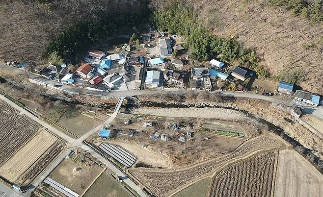 [고성(경남)=뉴시스] 신정철 기자= 경남 고성군이 매년 태풍과 큰비에 마을 진입도로가 침수되는 불편을 겪고 있는 개천면 용안마을에 내년 상반기 완공을 목표로 12월 중 하천 정비사업에 들어간다.사진은 개천면 용안마을 전경.(사진=고성군 제공).2022.12.06. photo@newsis.com *재판매 및 DB 금지