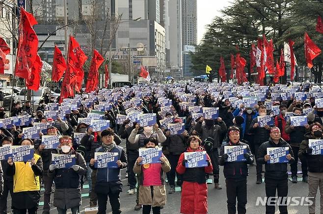 [대구=뉴시스]민주노총 대구지역본부는 6일 오후 대구시 수성구 범어동 국민의힘 대구시당 앞에서 화물총파업 투쟁 승리, 윤석열정부 노동탄압 분쇄 등을 촉구하고 있다. 2022.12.06. jungk@newsis.com