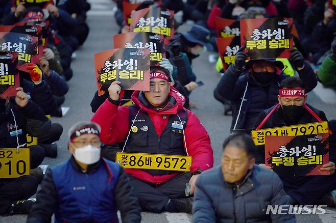 [광주=뉴시스] 김혜인 기자 =  민주노총 광주전남본부 총파업·총력투쟁 결의대회가 열린 6일 노조원들이 광주 서구 치평동 국민의힘 광주시당 앞에서 '안전운임제 사수' 구호를 외치고 있다. 2022.12.06.hyein0342@newsis.com