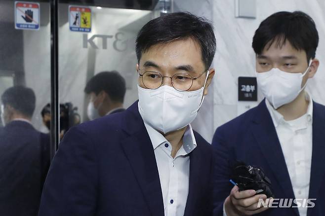 [서울=뉴시스] 최동준 기자 = 사건 초동수사 부실 의혹을 받고 있는 전익수 공군본부 법무실장이 지난 8월 31일 서울 서대문구 고 이예람 중사 사망 사건을 수사 중인 특검에 출석하고 있다. 2022.08.31. photocdj@newsis.com